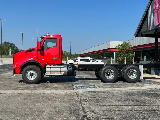 2025 Kenworth T880