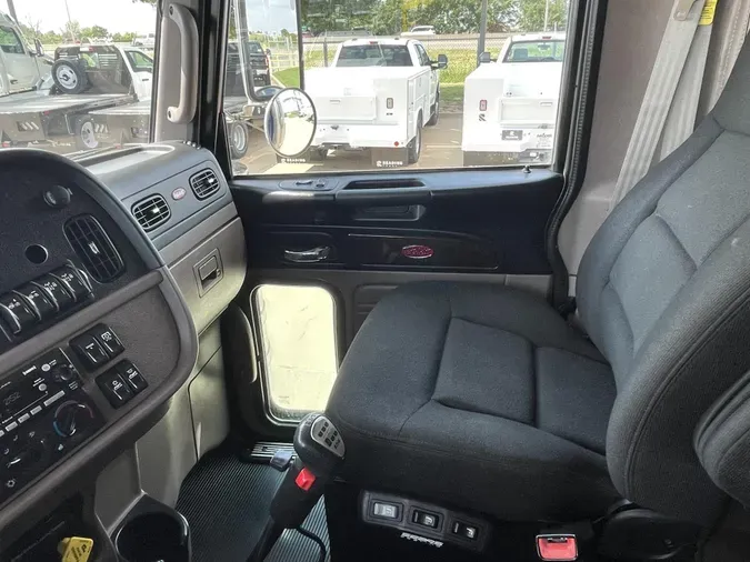 2023 Peterbilt 389