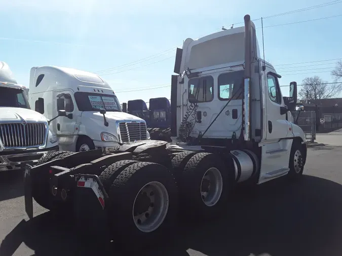 2015 FREIGHTLINER/MERCEDES CASCADIA 125