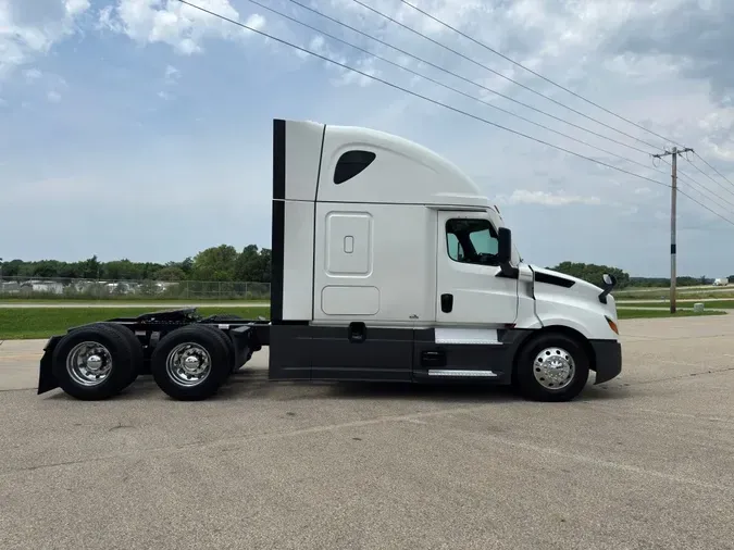 2022 FREIGHTLINER Cascadia 126