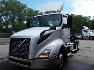 2019 VOLVO VNL64T-300