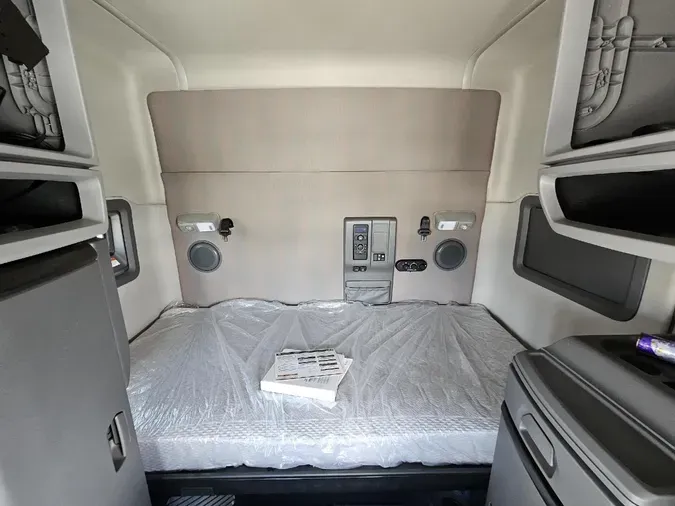 2022 VOLVO VNL64T740