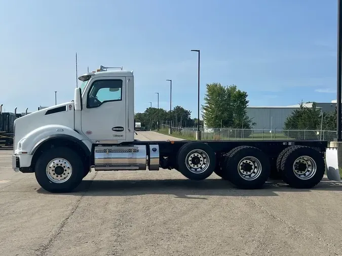 2025 Kenworth T880