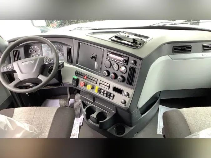 2021 Freightliner Cascadia 126b60ce1f3b15b4de00f38f877d5aa9b76