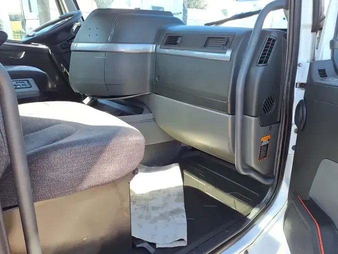 2019 VOLVO VNL64T-300