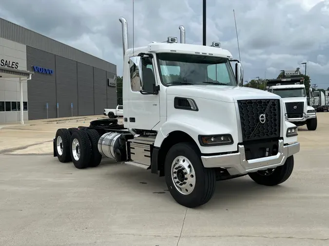 2025 VOLVO VHD64FT300