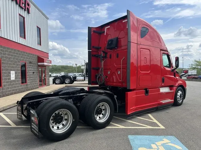 2022 Freightliner CASCADIA 126