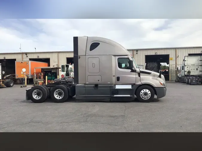 2023 Freightliner Cascadia 126