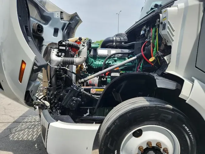 2023 VOLVO VNL64T860