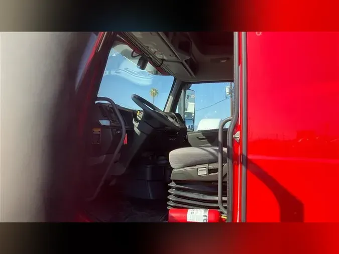 2022 VOLVO VNL760