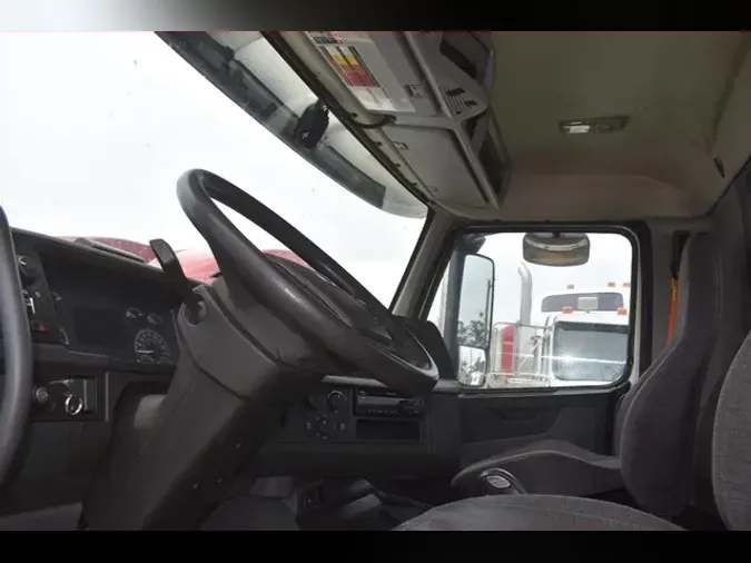 2019 VOLVO VNR64T300