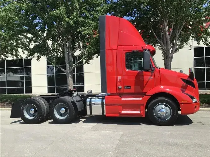 2020 VOLVO VNR300