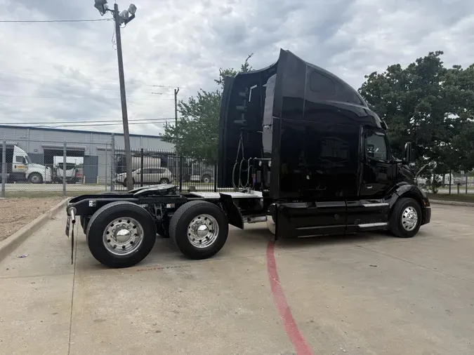 2022 Peterbilt 579b64c1b307d3b3bc85d3efdae31484337