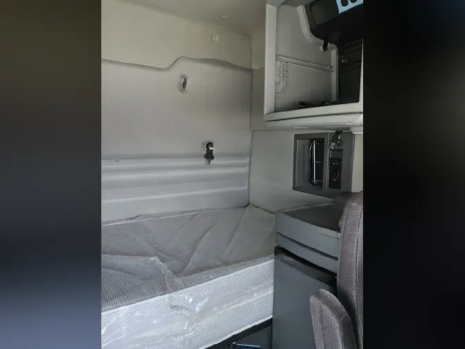 2023 VOLVO VNR64T640