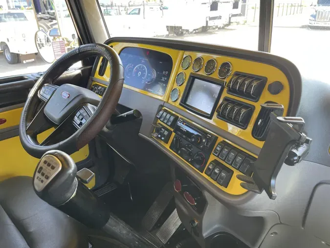 2023 Peterbilt 389