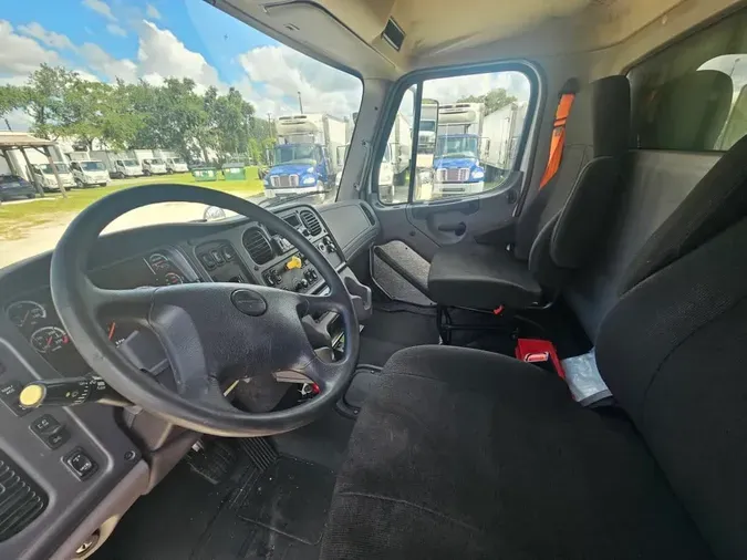 2022 FREIGHTLINER M2 106