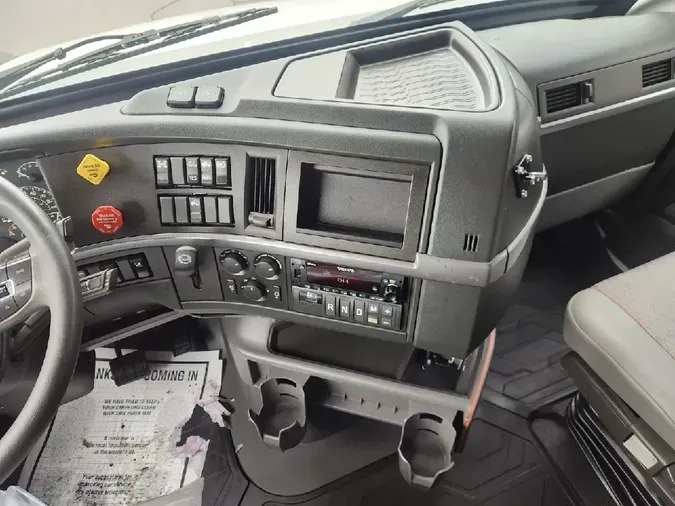 2023 VOLVO VNL64T760