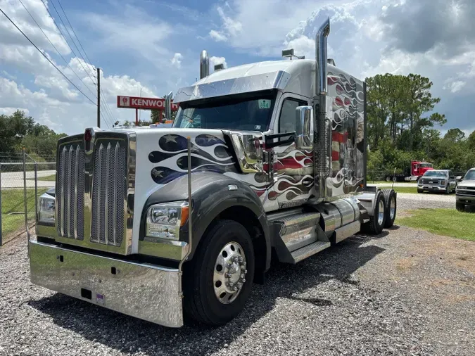 2023 Kenworth W990