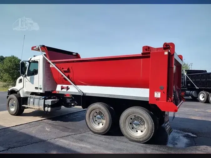 2025 VOLVO VHD64F300