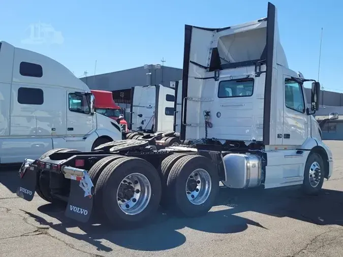 2025 VOLVO VNR64T300