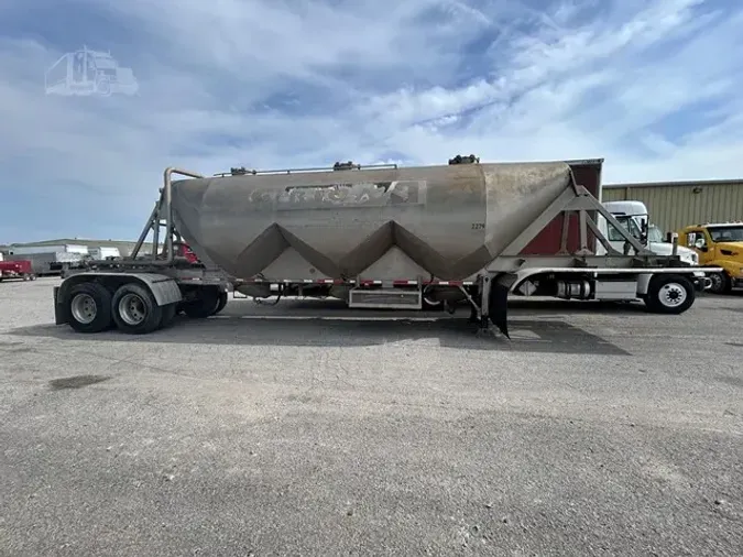 1981 FRUEHAUF 985 CUBE PNUEMATIC TANK