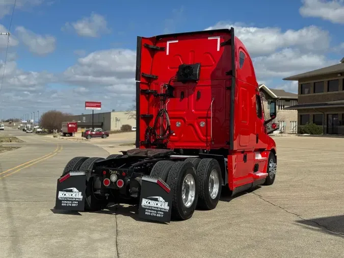 2023 FREIGHTLINER Cascadia 126