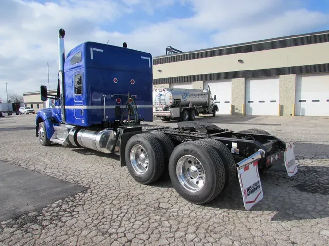 2023 Kenworth W990