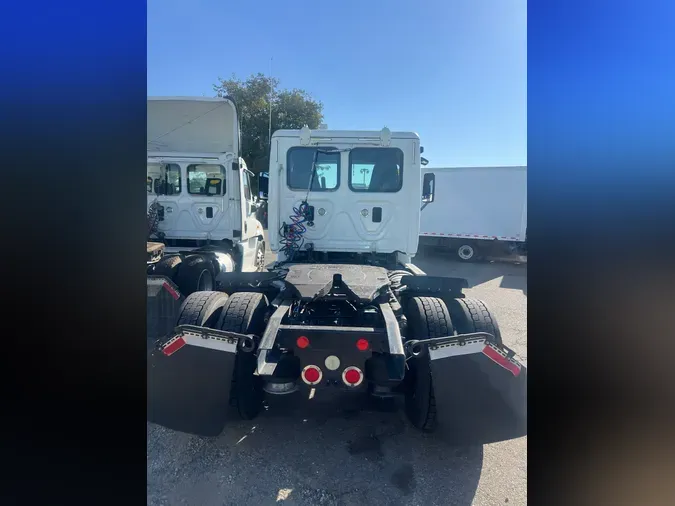 2013 FREIGHTLINER/MERCEDES CASCADIA 113