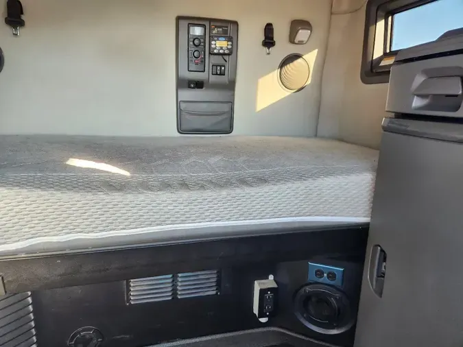 2022 VOLVO VNL64T740