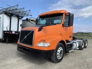 2017 VOLVO VNM64T200