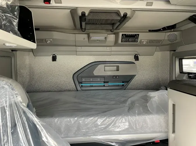 2026 VOLVO VNL64T860