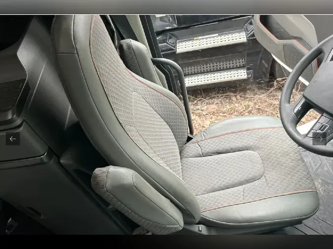 2025 VOLVO VNL64T760