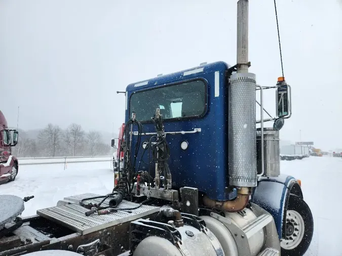 2002 PETERBILT 357