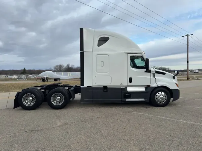2022 FREIGHTLINER Cascadia 126