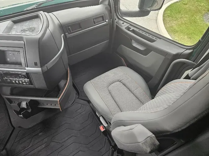 2025 VOLVO VNL64T860b6bf29569dc348b01800d6f6f413d115