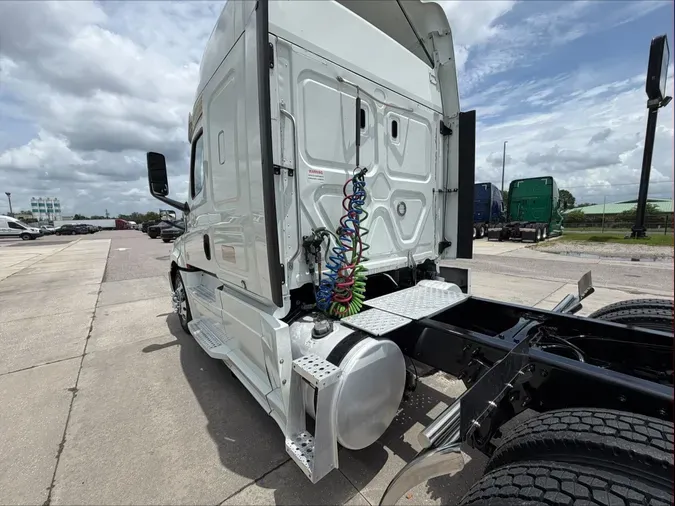 2020 Freightliner Cascadia 126
