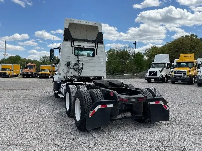 2016 Volvo VNL64300