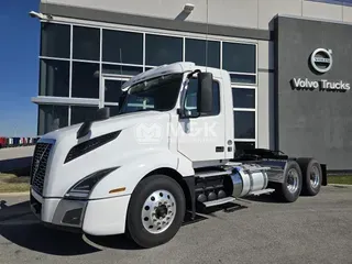2021 VOLVO VNL64T300