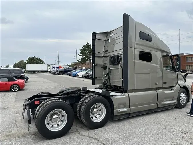 2021 VOLVO VNL760