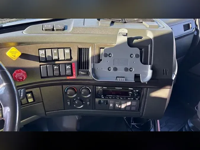 2023 VOLVO VNL760
