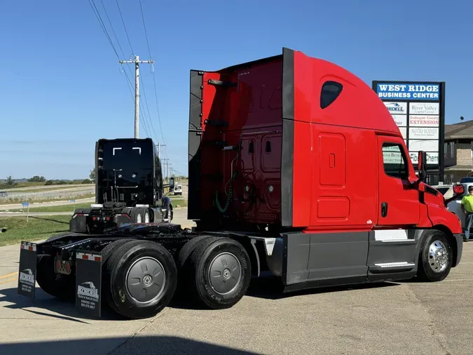 2020 FREIGHTLINER Cascadia 126