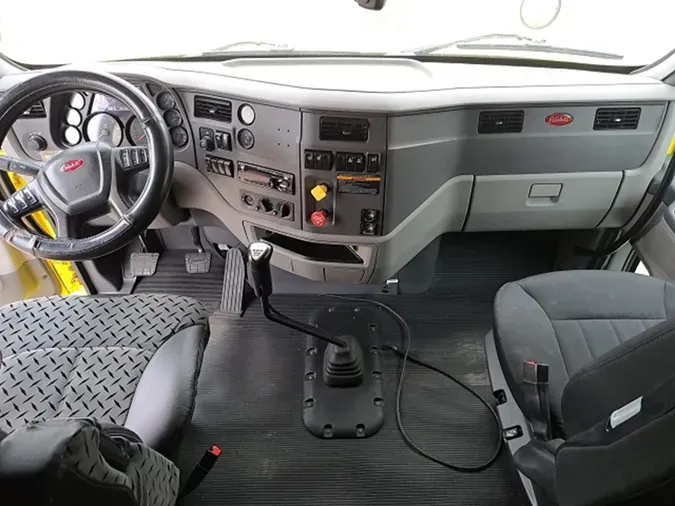 2017 PETERBILT 587