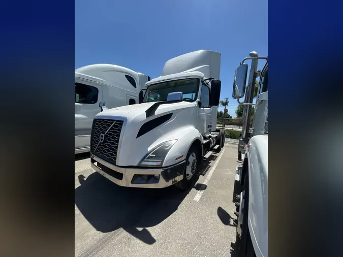 2019 VOLVO VNL64T-300
