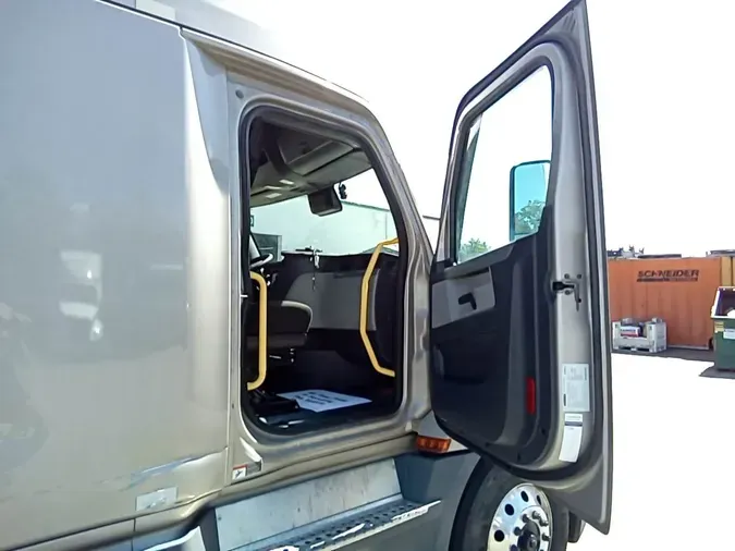 2022 Freightliner Cascadia 126