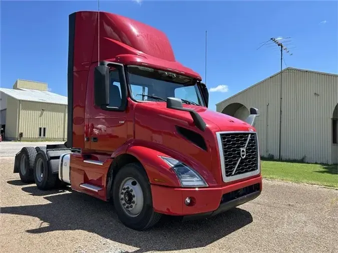 2020 VOLVO VNR64T300