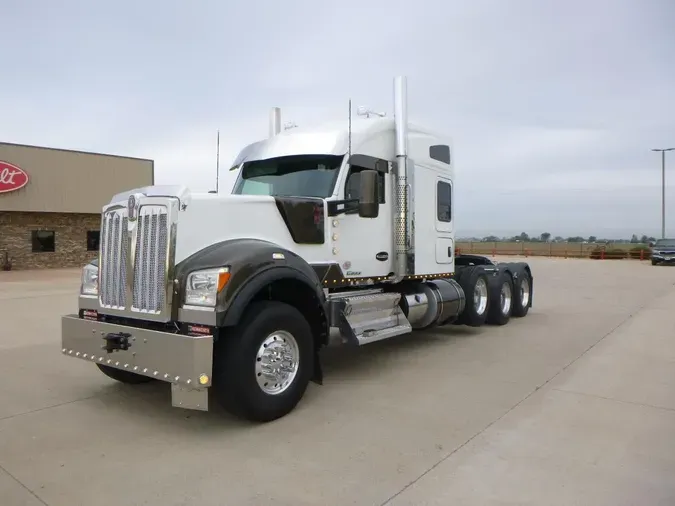 2021 Kenworth W990