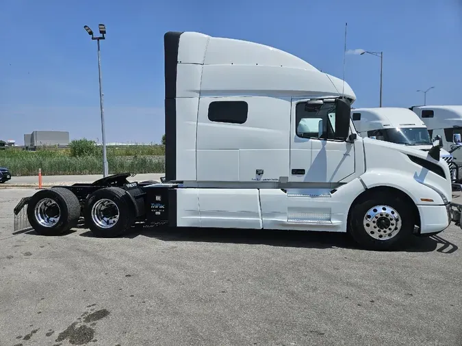 2023 VOLVO VNL64T740