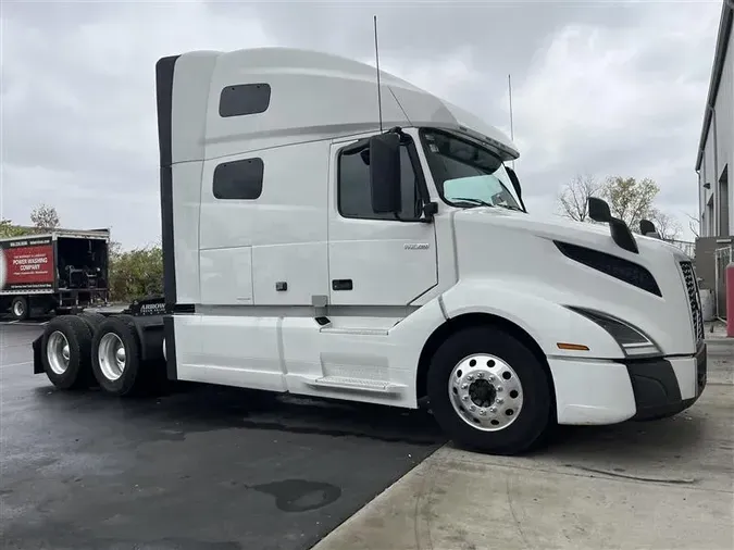 2021 VOLVO VNL64T760