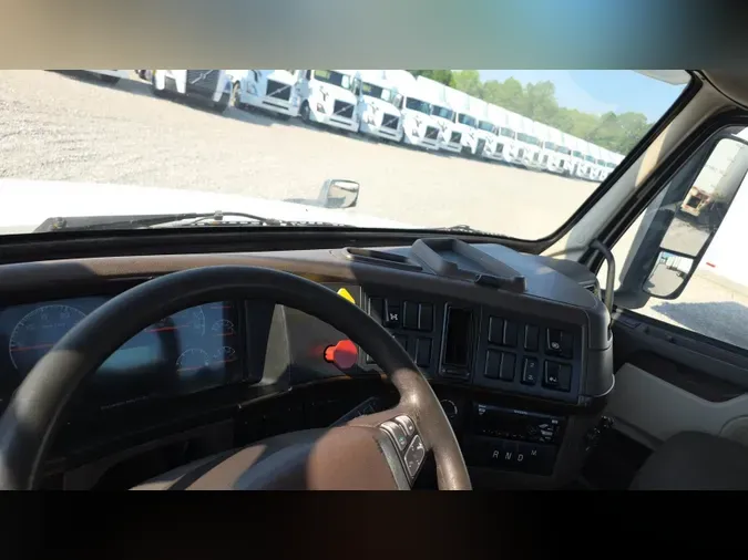 2018 Volvo VNL300