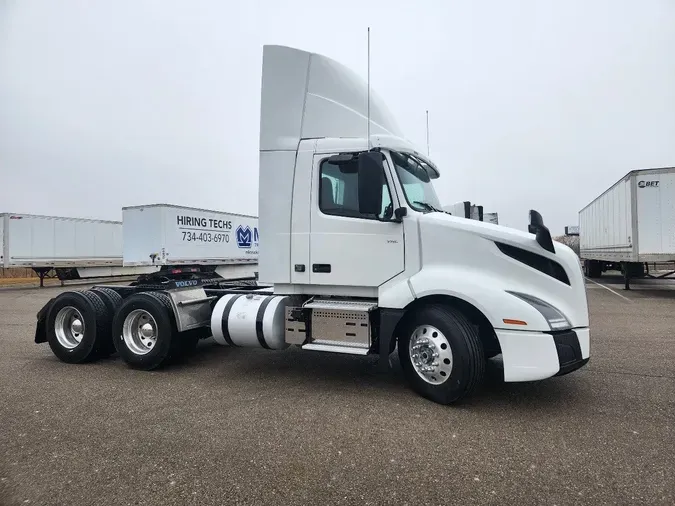 2023 VOLVO VNL64T300